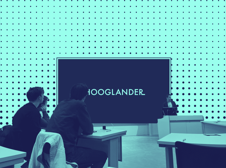 Onze Hooglander Advocaten geven een gastcollege over Onderneming, Contracten & Algemene Voorwaarden, terwijl studenten en ondernemers aan het luisteren zijn.