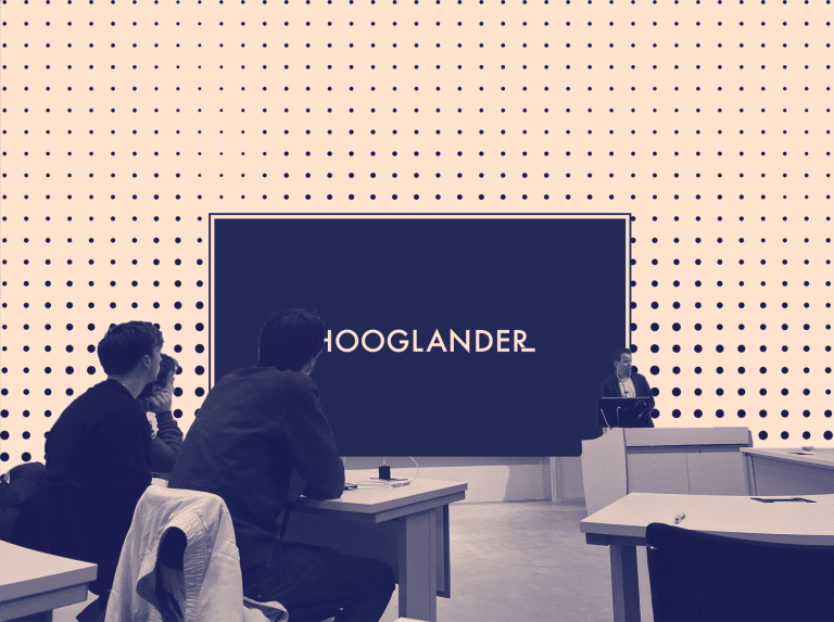 Onze Hooglander Advocaten geven een gastcollege over Verzekeringen terwijl studenten en ondernemers aan het luisteren zijn.