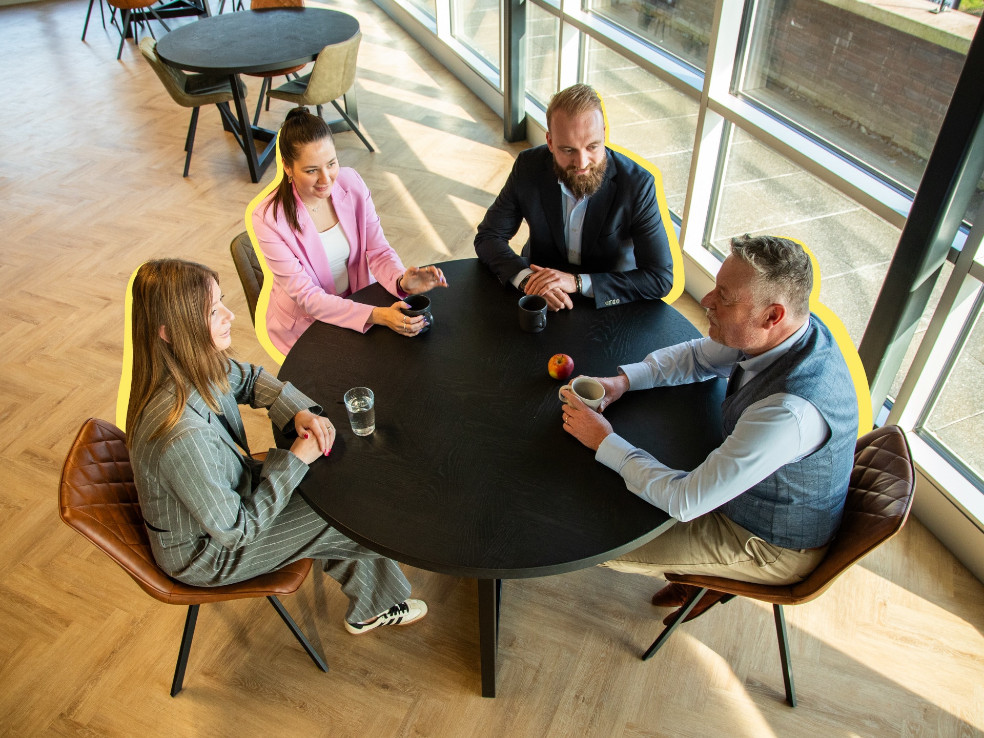 Hooglander Advocaten om de tafel om hun hulpvragen te beantwoorden en werkwijze te bespreken.