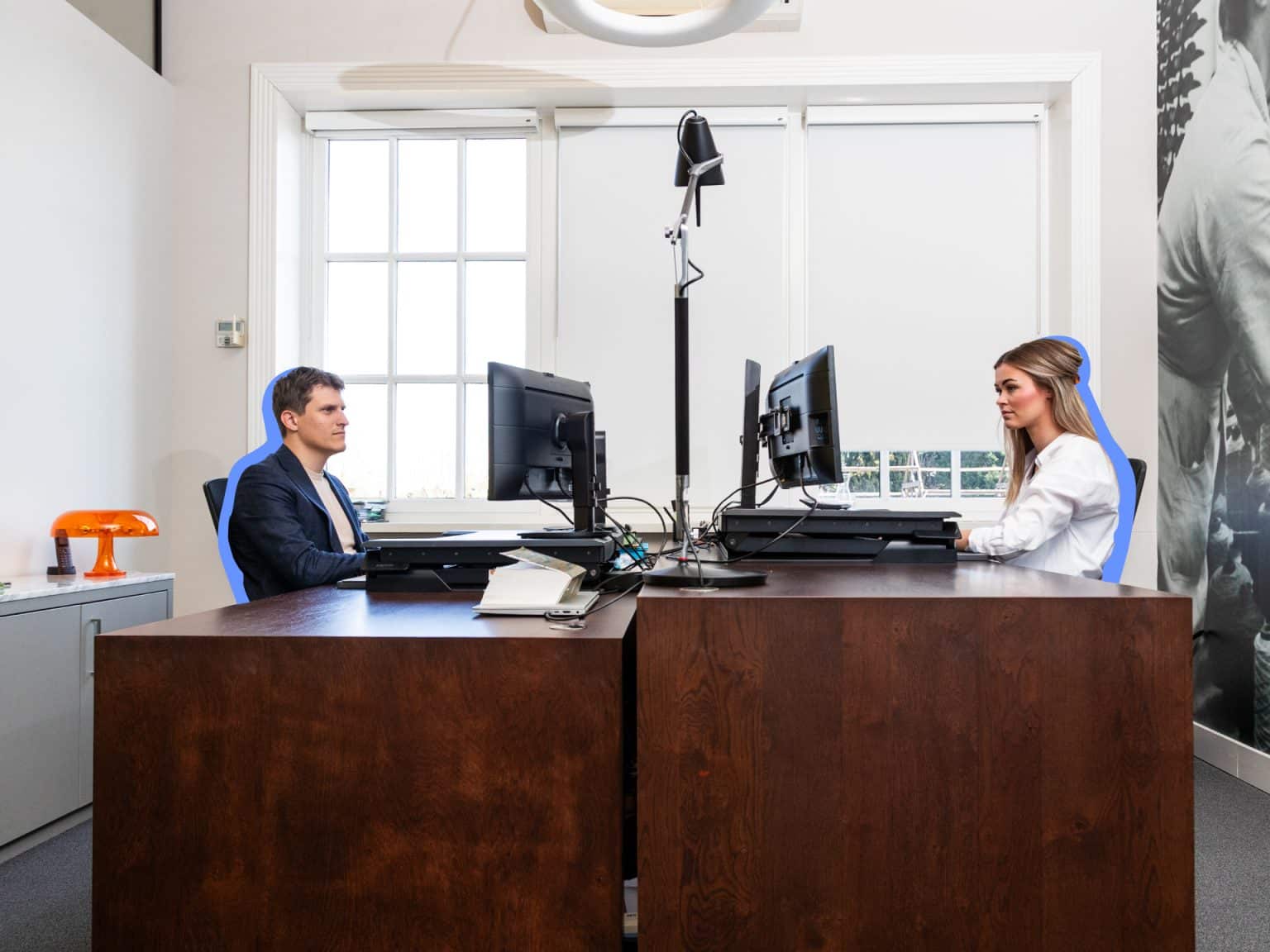 2 van onze Advocaten zitten achter een computerscherm en doen onderzoek over de nieuwste incasso regelingen