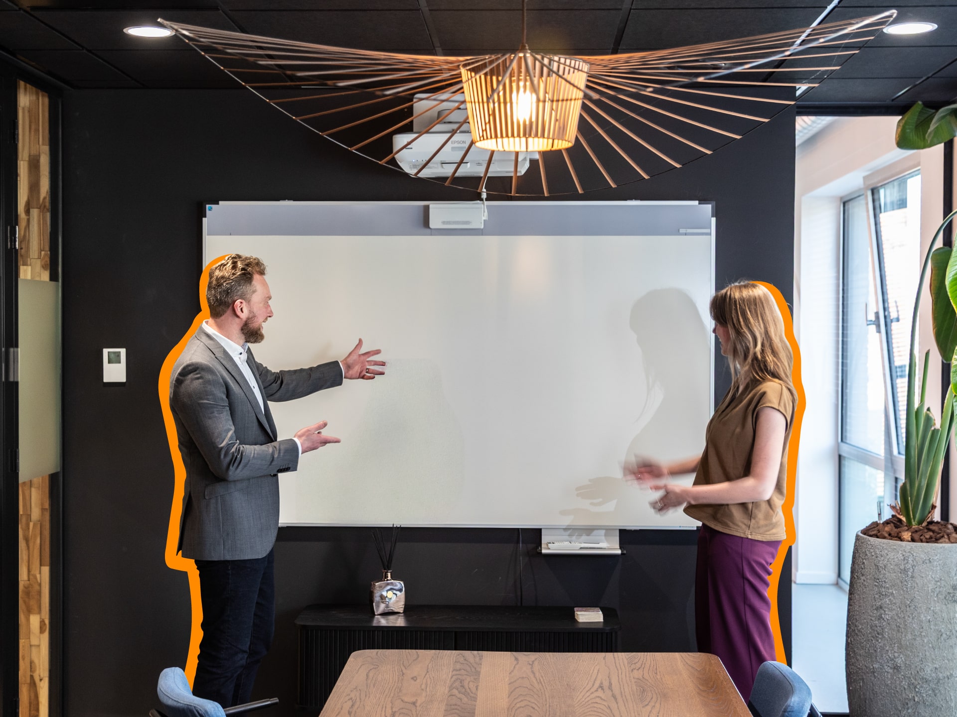 2 van onze advocaten staan voor een whiteboard, klaar om jou een op maat gemaakte training te geven.